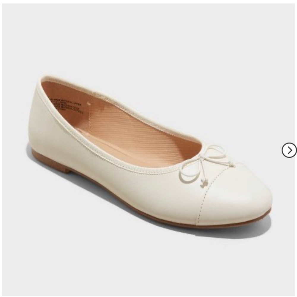 New in box Janie flats cream by A new day